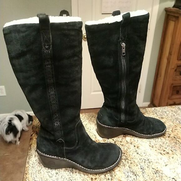 UGG Hartley Knee High Boots Black Suede & Sheep Skin Wedge S/N 3342 Size 7 M - Picture 9 of 12